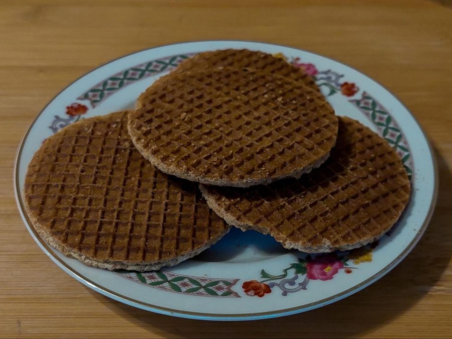 Freshly+made+stroopwafels+sitting+on+a+plate%2C+ready+to+be+eaten%21